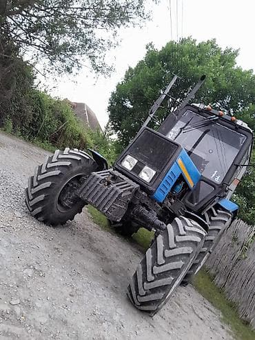MTZ Belarus traktoru – 4x4, kabinəli, mavi-qara rəngdə. Texniki — 4