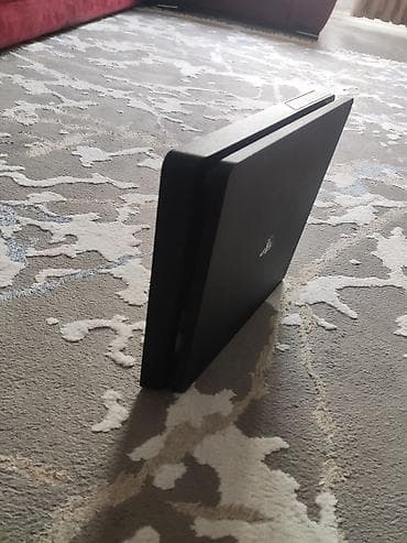 plastation: Ps4 slim 500gb 2 pult, 3 eded oyun diski, ev seraitinde istifade — 3