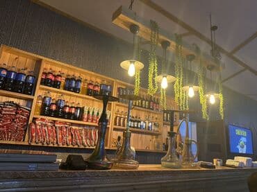 фотостудия советская квартира: Şəhər stilində rahat nargilə-kafe interyeri. Taxta raflı barda — 1