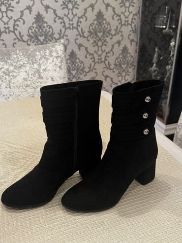 Qadın botları – qara rəng - Material: zamşa görünüşlü (yumşaq, mat