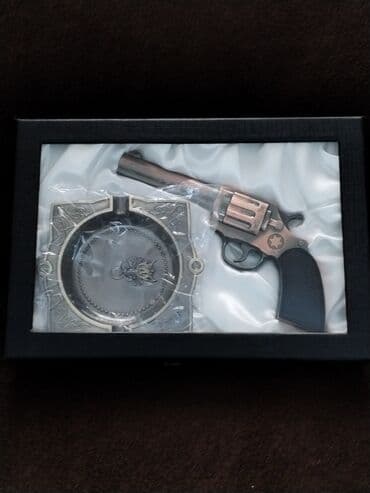 prada: Revolver formalı qazla işləyən alışqan və külqabı dəsti - Dizayn — 2