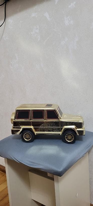 pullu: Qızılı rəngli oyuncağ avtomobil – SUV modeli - Material: parlaq — 3