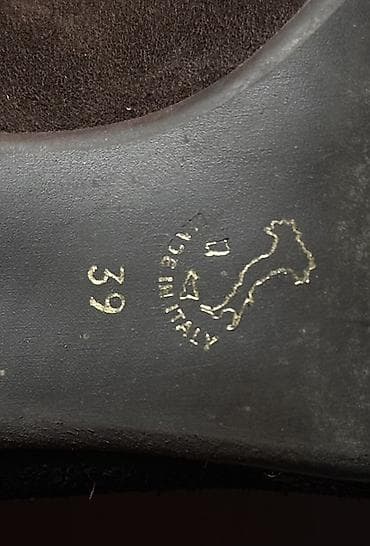 Женская обувь: Qışlıq zamşa ayaqqabıdır, 39 ölçüdədir. Cəmi 3 dəfə toyda geyinilib — 2