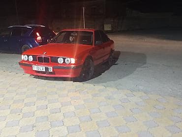 06 diskleri: BMW 5 Series E34 sedan – qırmızı rəng, 4 qapı, 1990‑cı illərin klassik — 7