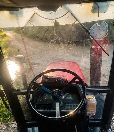 авто азербайджан: Traktor YTO 404 – 4x4, kabinli, qırmızı rəng - Təxmini model: YTO 404 — 3