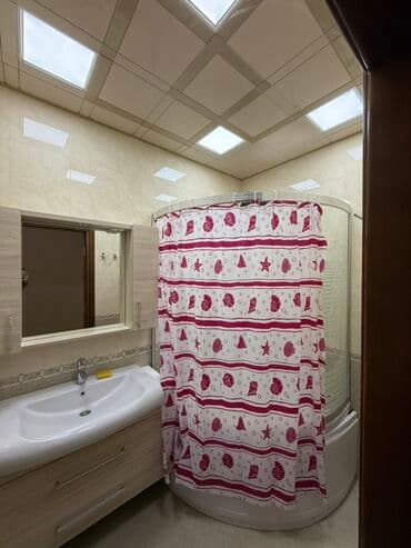 20 sahede kiraye evler: Mənzilin təqdimatı - Geniş və işıqlı salon: iri panoram pəncərə — 9