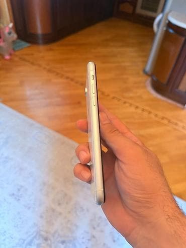 ağ evdəki telefon: IPhone Xr, Ağ, Face ID — 4