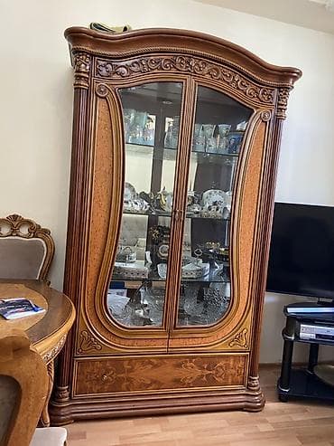 Klassik üslubda vitrin-bufet - Material: təbii ağac karkas, oyma
