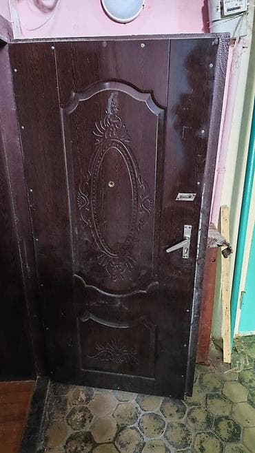 Seyf qapı 130 azn En 1 m Hun 2 m 5 sm ya xşı vəziyyətdədi sadəcə üsdü