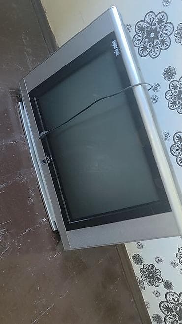 televizor altdiqi: JVC “Super Slim” kineskop televizor - Markası/modeli: JVC, ön paneldə — 4