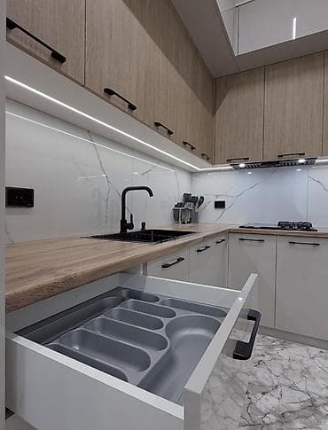 taxt matraslari: Mətbəx mebeli – U formalı, müasir dizayn - Üst dolablar: ağ parlaq — 2