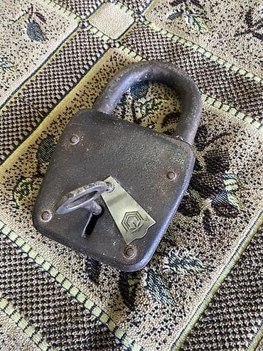 Qapı zamokları: Dəmir korpuslu ağır asma qıfıl və orijinal açarı dəst şəklində — 5