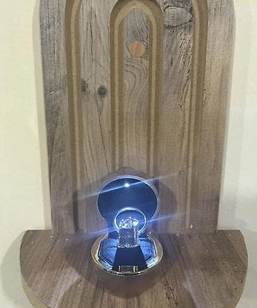 Möhtəşəm işıqlı zərgərlik qutusunda zərif gümüş boyunbağı və sırğa