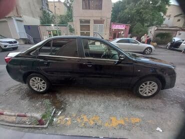 авто азербайджан: Qara rəngli sedan avtomobil, geniş baqaj hissəsi və dörd qapısı ilə — 8