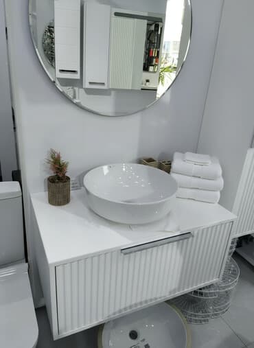 hamam kafelleri 2019: Ağ rəngdə asma vanna otağı dolabı, üzərində quraşdırılmış ağ rəngli — 1