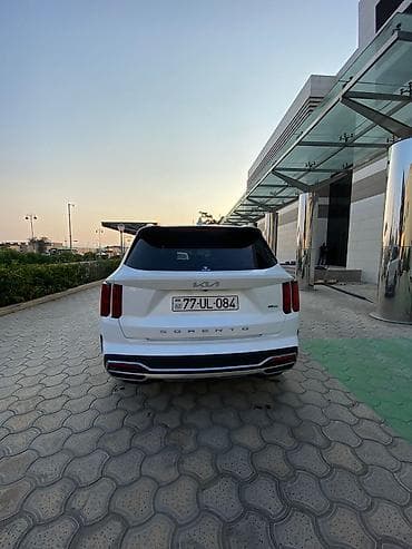 2107 farası: Kia Sorento – ağ rəngli, yeni loqolu kuzov. Geniş və müasir 7 yerlik — 9