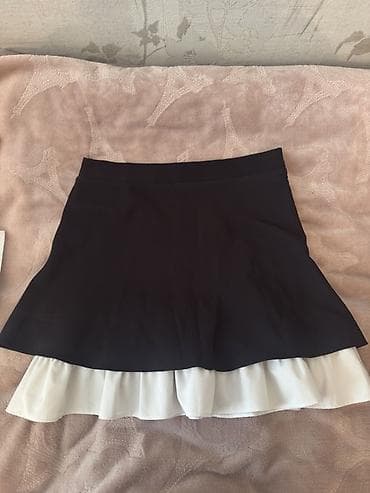 Qara-ağ mini ətək - Dizayn: Qısa, A-kəsim ətək; alt hissədə