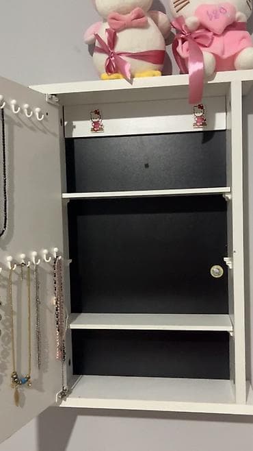 Ağ rəngli divar tipli güzgülü zərgərlik şkafı - Ön qapaqda tam ölçülü — 3