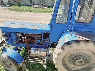 Mavi rəngli texnika – sovet istehsalı universal təkərli traktor