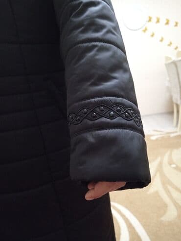 toxunma yun donlar: Qadın uzun qış paltosu – qara rəngdə - Model: tikməli, üfüqi kapitone — 1