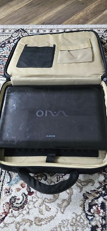 duyu aparatı: Sony VAIO noutbuk - Model: Sony VAIO (qara korpus, sağ tərəfdə tam — 3