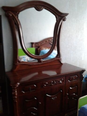 где купить старую мебель: 2 односпальные кровати, Шкаф, Трюмо, 2 тумбы, Малайзия, Б/у — 2