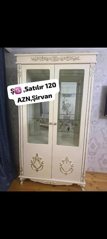 Şüşəli vitrin dolabı - Rəng: krem/ivori tonlarda - Üslub: klassik