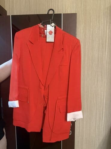 Nahar kostyumu narıncı rəngdə, uzunqol və ciblidir, klassik bir kəsimə