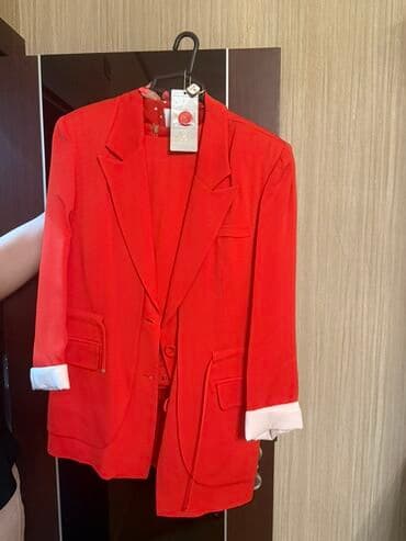 прокат мужских костюмов бишкек: Nahar kostyumu narıncı rəngdə, uzunqol və ciblidir, klassik bir kəsimə — 1