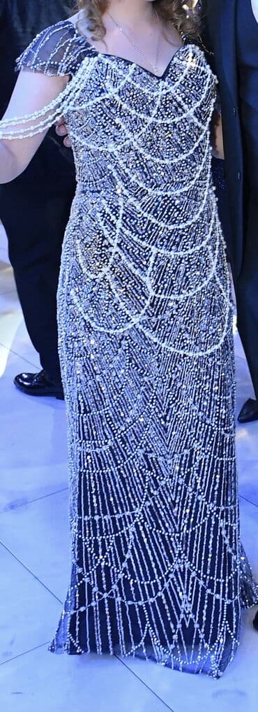 Subaru: Zərif gecə libası – tam uzunluqda, tünd qara (neft rəngi) əsas parça — 1