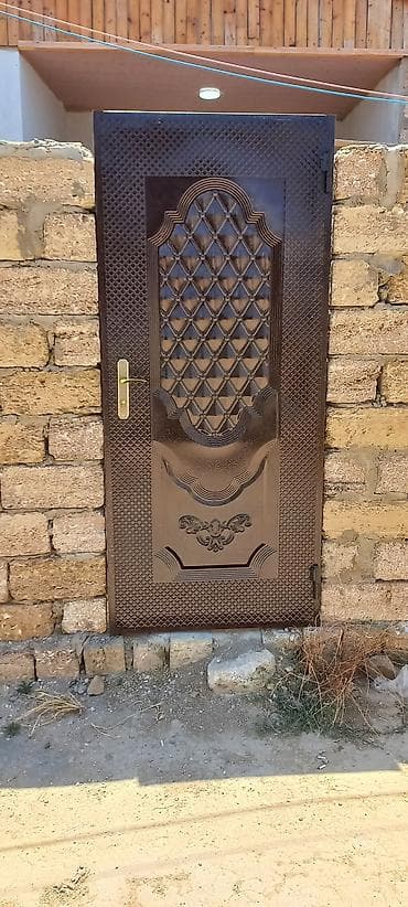 Satılır: həyət evi (3otaq) - Giriş qapısı: qara rəngli bərk metal