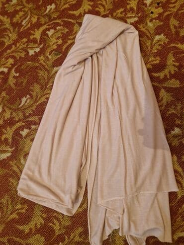 Maiçniy materialda sadə şərf. Qıraqları overlok. Rəngi açıq çəhrayı