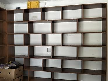 setqa vitirin: Mağaza/ofis üçün divar rəfi sistemi - Material: ağac teksturalı — 4