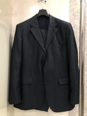 Klassik kişi kostyumu – tünd göy/qara tonlarda, incə şaquli zolaqlı