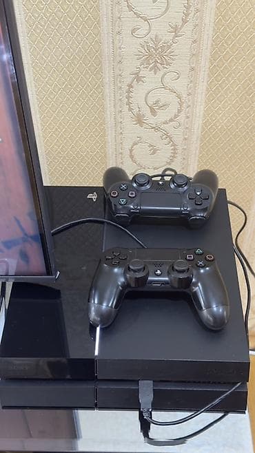 PlayStation 4 (PS4) oyun konsolu seti Termo pastasi playroomda — 2