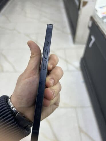 Hyundai: IPhone 13, Göy, Face ID — 3