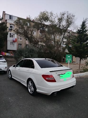 kompressor teh: Mercedes-Benz C-Class sedan (C250 emblemli), ağ rəng. Xüsusiyyətlər — 4