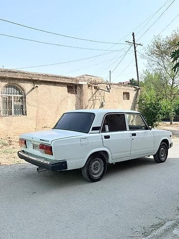 lada dinama: VAZ 2107, ağ rəngli sedan Xüsusiyyətlər və detallı təsvir: - Korpusu — 7