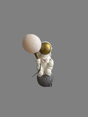 Astronavt temalı dekorativ masa lampası - Dizayn: Ay səthində oturan