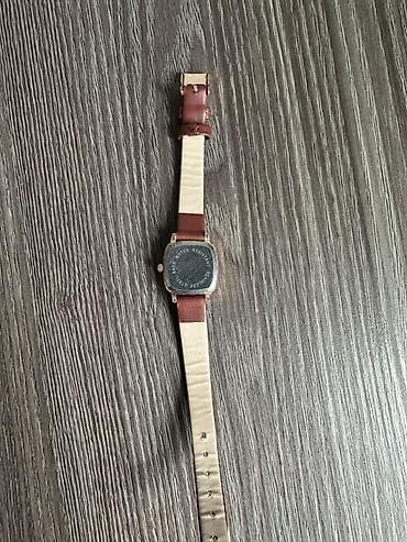 klassik saatlar: Qadın qol saatı – kvadrat formalı klassik model - Korpus: qızılı — 2