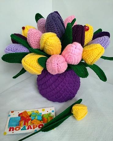 Тюльпаны вязаные 21шт в вазе из трикотажной пряжи . Возможна доставка