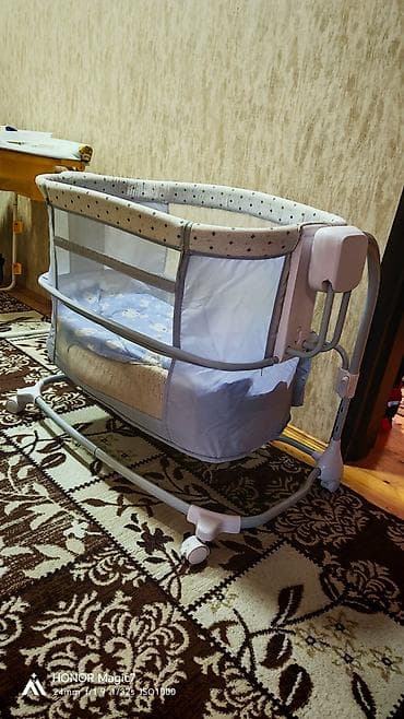Oğlan və qız üçün, Dördbucaq, Beşik, Matras ilə, Yellənmə mexanizm ilə