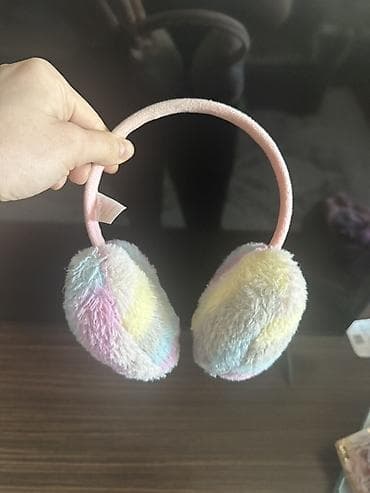 Üst geyimləri: Uşaq üçün tüklü qulaqcıq (earmuff)

- Monsoondan alınıb — 2