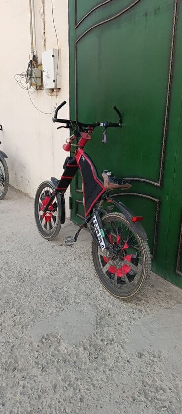 masin ucun velosiped tutacagi: Fərqli dizayna və qırmızı vurğulara malik tək sürətli velosiped. Qara — 4