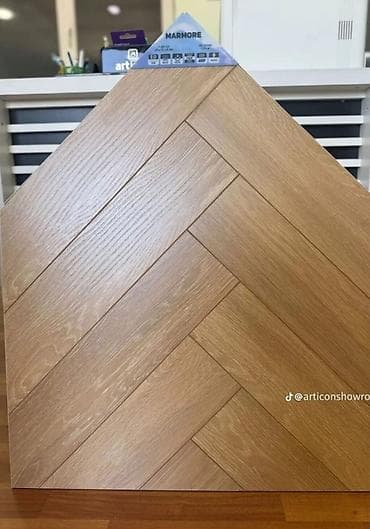 Marmore parket – balıqquyruğu naxışlı, açıq palıd tonlarında lamel — 1