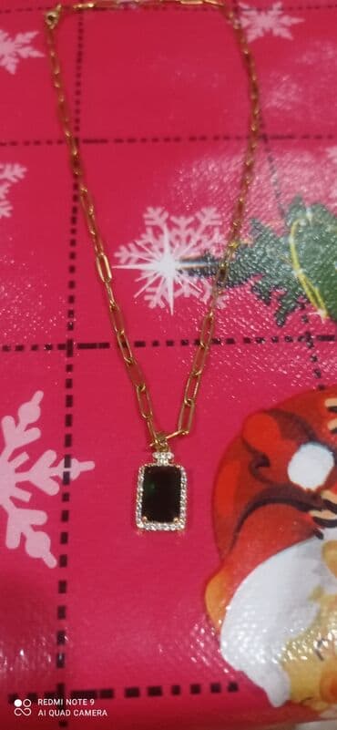 Qızılı rəngdə zəncir və yaşıl düzbucaqlı daşlı kulon - Zəncir: iri