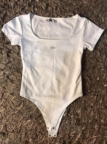 uzunqol bodi: Qadın geyim dəsti – 4 parçadan ibarət 1) Alo markalı ağ bodi - — 2