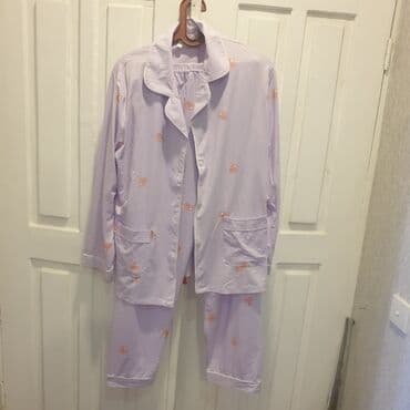 Ev geyimləri, pijamalar: Bənövşəyi rəngdə naxışlı uniseks pijama dəsti. Yumşaq materialdan — 2