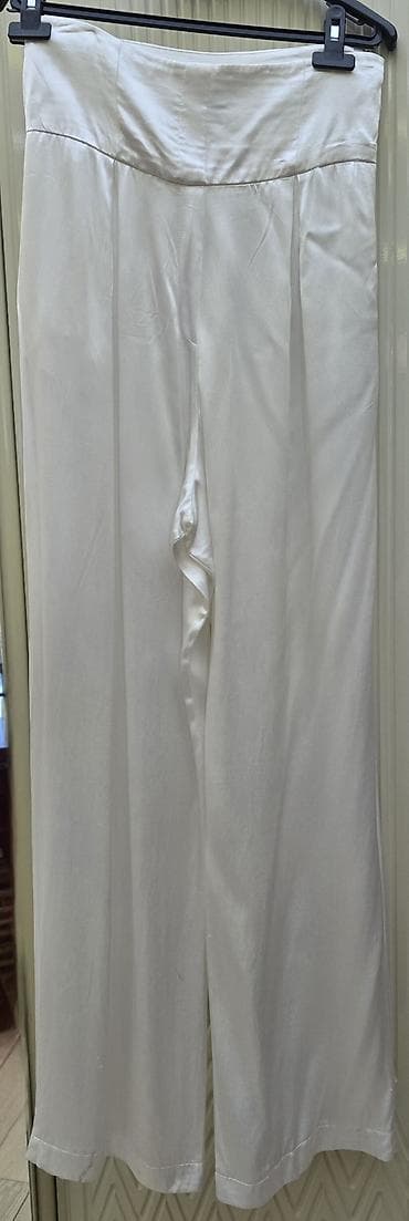 desd paltarlar: NU BLACK qadın kostyumu – ağ rəngdə, zərif atlas effekti ilə. Dəst: - — 2