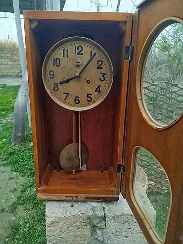 Köhnə mexaniki divar saatı və köhnə kağız pullar dəsti - Divar saatı